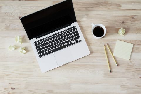 Arbeitsplatz mit Laptop und Kaffeetasse