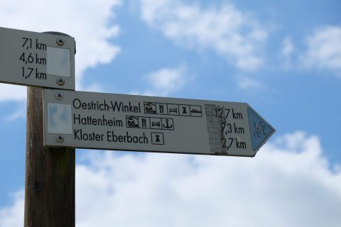 Wegweiser auf der Wanderung durch das Rheingau